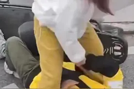 黄某（女，42岁）殴打脚踩外卖员，已被刑拘！图片