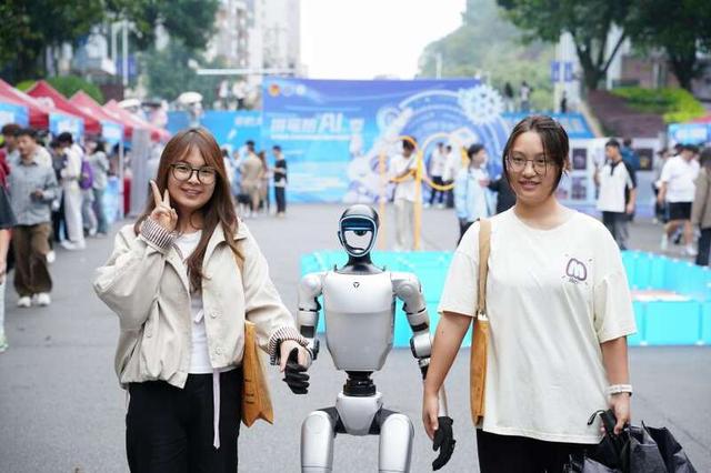 重庆移通学院举办首届AI+科技节 学生“零距离”感知AI魅力