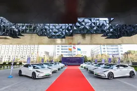 模塑申城｜上海第一批自动驾驶大模型训练数据采集车正式发车图片