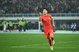 酣畅淋漓赢一场！武磊连场双响，国足4:1大胜新加坡图片