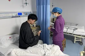 当学生递上14天“超长”请假条，老师：批！图片