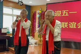 性格迥异却搭档默契，公园“口琴大爷”吹奏快乐晚年乐章图片