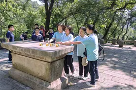 “七七事变”纪念日，长沙中学生岳麓山缅怀抗战先烈图片