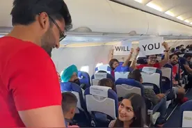 印度女子客机内向男友求婚：双膝跪地举起戒指 两人激动相拥图片