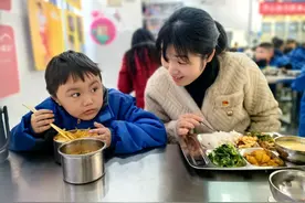 党建引领，这所小学党员教师为少数民族学生解难题办实事图片