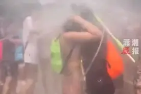 情侣在泼水节上亲吻遭众人“围攻” 网友：这算爱的洗礼吧图片