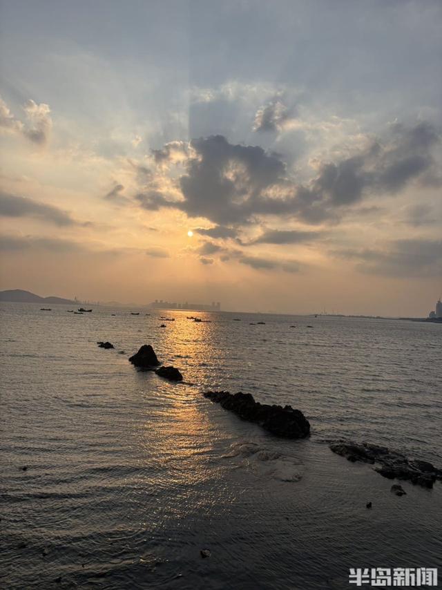 落日穿云洒海面，定格海滨温柔