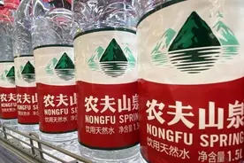 农夫山泉上半年净利增长8%，包装饮用水营收受舆论影响下降18%图片