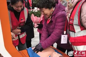 无人机器狗、AI训练机……这场“线上+线下”的公益急救培训走进青岛社区图片