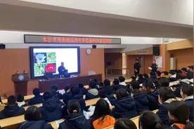 社区与学校联合开展禁毒主题讲座，为中学生筑起一道“防毒墙”图片