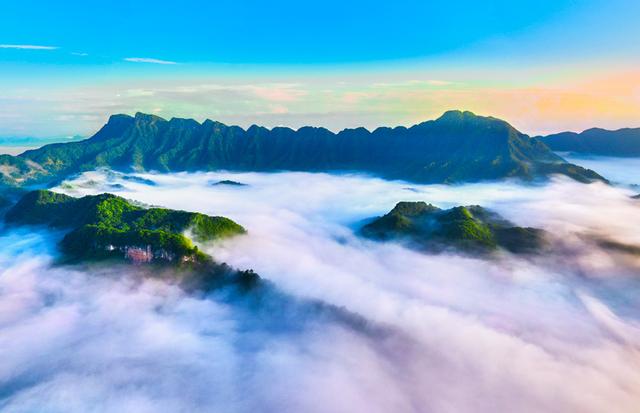 红叶舞动天地间，瑰宝灿烂光雾山