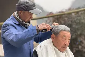 石台县横渡镇琏溪村：乡村剃头匠60年的坚持图片