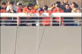 😲泰山球迷“悬吊”国安球衣，上写“年年争第一，岁岁是傻X”图片