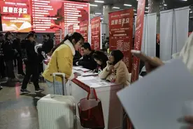 北京：火车站里的招聘会图片
