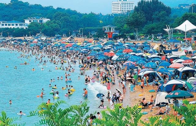 帐篷如花海 大连海滨浴场变身“彩虹滩”