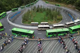 国庆时一天最多4.1万人次 却无“人从众”之感 人多却不堵 九寨沟是如何做到的？图片