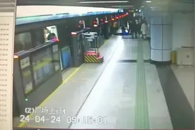 紧急营救！乘客地铁列车上突发疾病，多方联手挽回生命图片