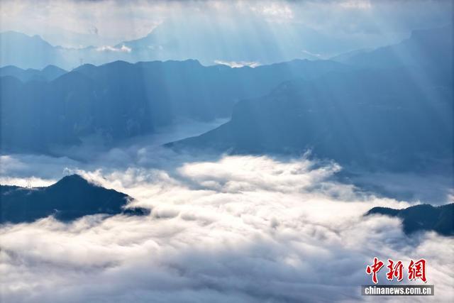 湖北巴东：云海映山峦 乡村入画屏
