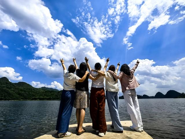 观山湖：湖山为枕觅清凉 环湖旅居点燃“避暑经济”