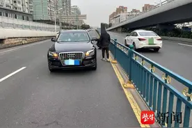 保持车距很重要！摩托车车速过快，遇奥迪车减速追尾图片