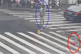 路边不起眼的红色环保袋，里面竟有大量现金……图片