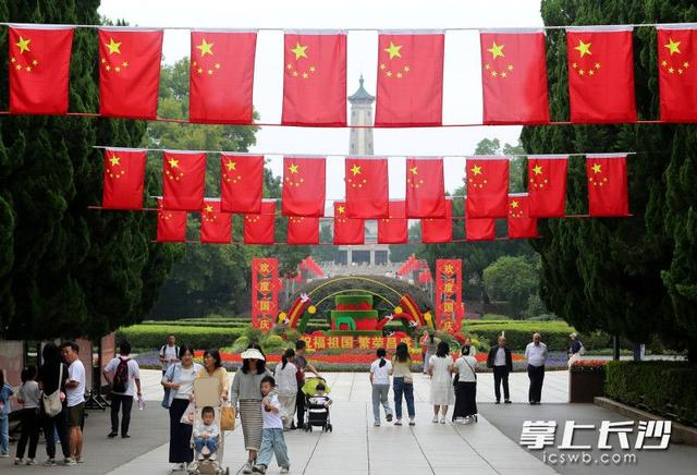 组图｜秋凉伴佳节 市民公园乐享节日时光