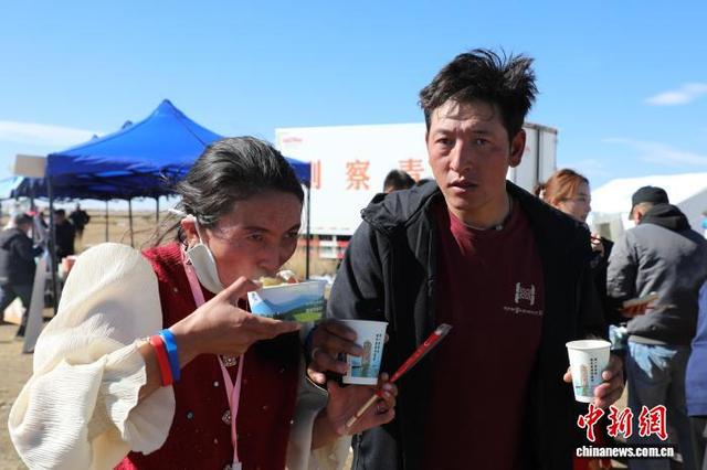 青海刚察：徒步爱好者青海湖畔品冬肉迎重阳