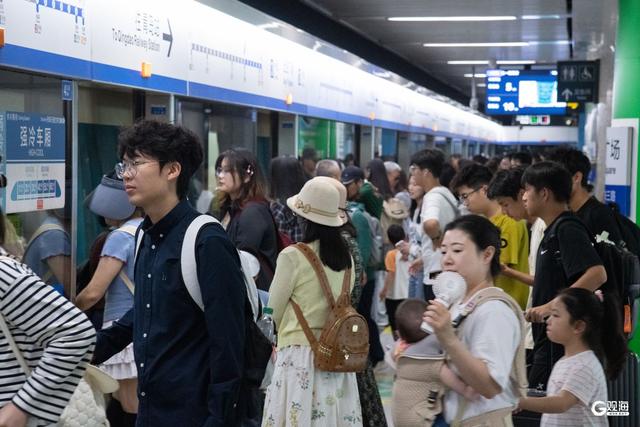 观海晨报 | 青岛火爆开启“超级黄金周”；双山隧道传来最新消息