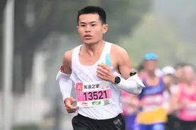 自贸港的年轻人 | 海口“跑者”符亚波：半年2次打破海南马拉松纪录图片