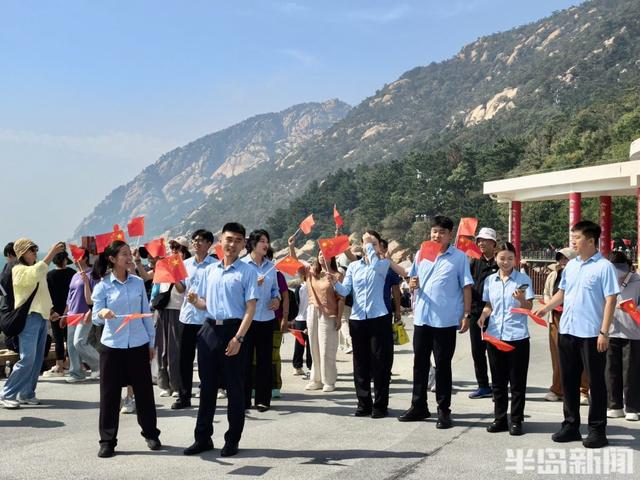太清游览区举办“我和我的祖国”主题快闪 游客与工作人员共燃爱国情