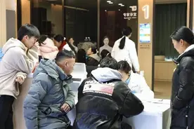 寒假期间眼科医院出现“摘镜”小高峰图片