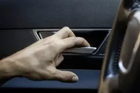 “开门杀”交通事故中保险公司如何担责？图片