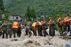 新华村的“大转移”——武警四川总队雅安支队官兵参与雅安汉源山洪灾害救援速写图片
