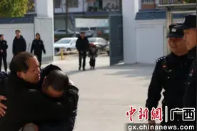 因办理临时身份证  走失20年男子与家人团聚图片