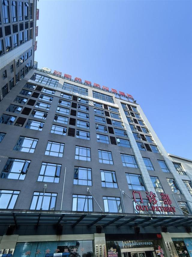 张家界七星山荒野求生选手“冷美人	”退赛后住在医院休养，记者探望发现她午餐时坐在病床上吃饭