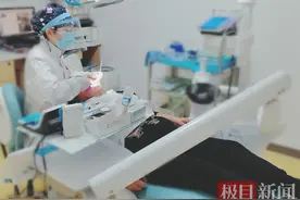 女子牙缝太大露出“黑三角”，医生2小时填充修复图片