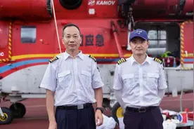 45度的机舱，救援机长“喝进去的水都变成了汗”图片