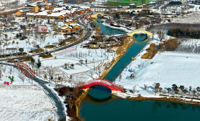 亳州华佗百草园雪景如画