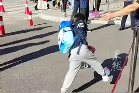 辽宁一年级小学生上学的第一天，被书包压倒了……网友：一猛子扎进知识的海洋图片