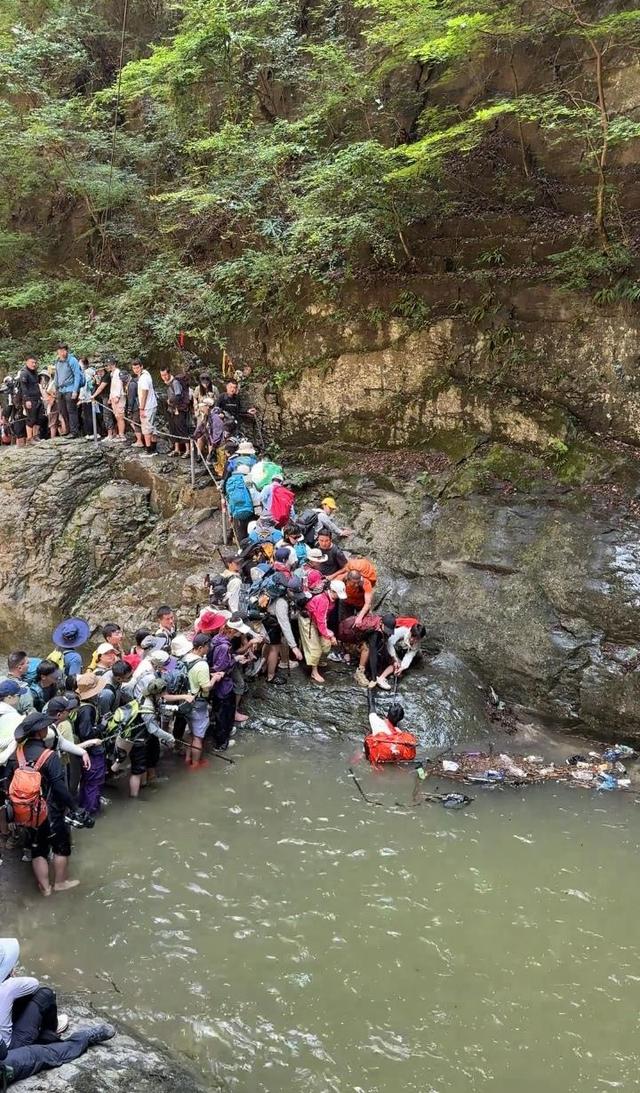 堵到“无法动弹”的南太行“一线天”徒步线路临时封闭，当地提醒：汛期河流水位上涨，近期请勿前往
