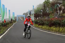 湖北竹山：200“骑士”茶园绿道上演绎速度与激情图片