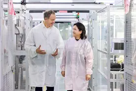 苹果COO威廉姆斯参观供应商产线：会继续在中国投资图片