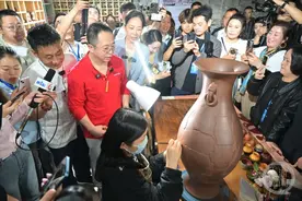 周鸿祎荣昌行都在忙啥？吃铺盖面取陶壶穿夏布，跟卤鹅哥“一口泯恩仇”图片