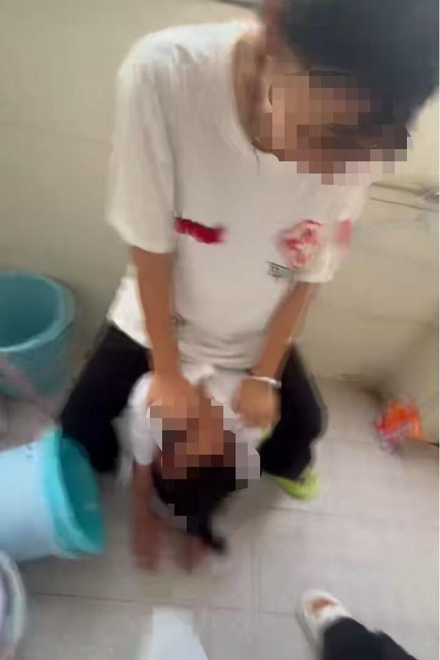 广西一中学多人霸凌女生，扇巴掌骑身上踩头部还比出剪刀手？苍梧县教育局：多部门介入