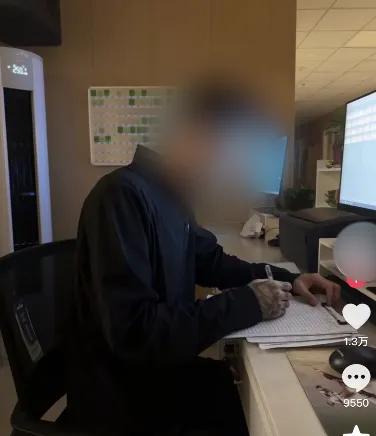 护士炫耀男友陪值夜班，还帮她“配药、贴标签、写报告	”！网友炸锅！当地卫健委最新通报......