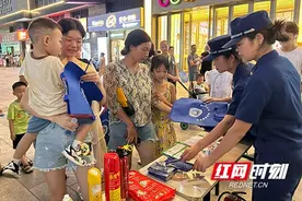 消防夜市嘉年华 欢声笑语学得会——益阳消防护航“烟火气” 助力“夜经济”图片