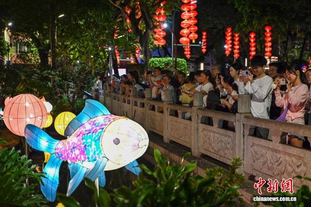 广州：民众游灯会欢度中秋佳节