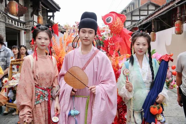 看大熊猫+逛城厢村糖会，这条「萌甜双buff路线」，快收藏！