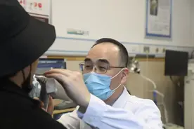 喝水就像吞刀片一样！杭州一女子每天一杯咖啡把自己喝进了医院图片