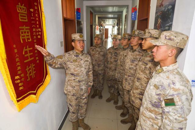 某旅官兵寻根溯源传承英雄部队血脉